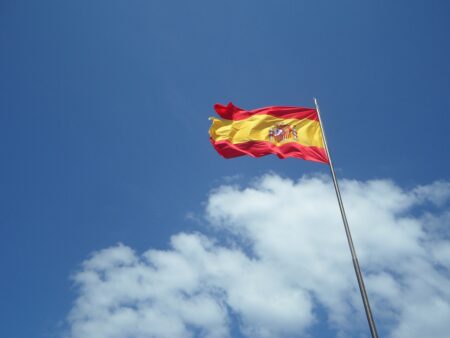 Spain's Green Hydrogen Ambition: €900M Investment to Lead in Decarbonization