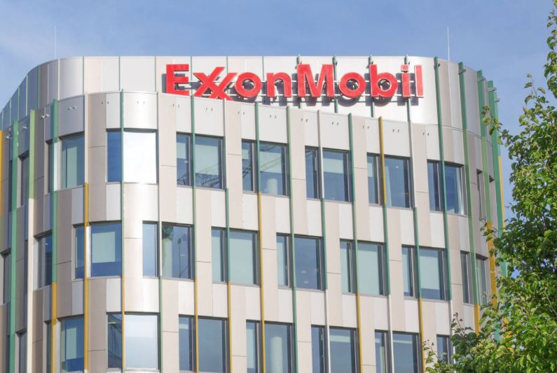 ExxonMobil Cuts Low-Carbon Spending as Oil Majors Recenter on Fossil Fuel Cash Flow ExxonMobil Cuts Low-Carbon Spending as Oil Majors Recenter on Fossil Fuel Cash Flow