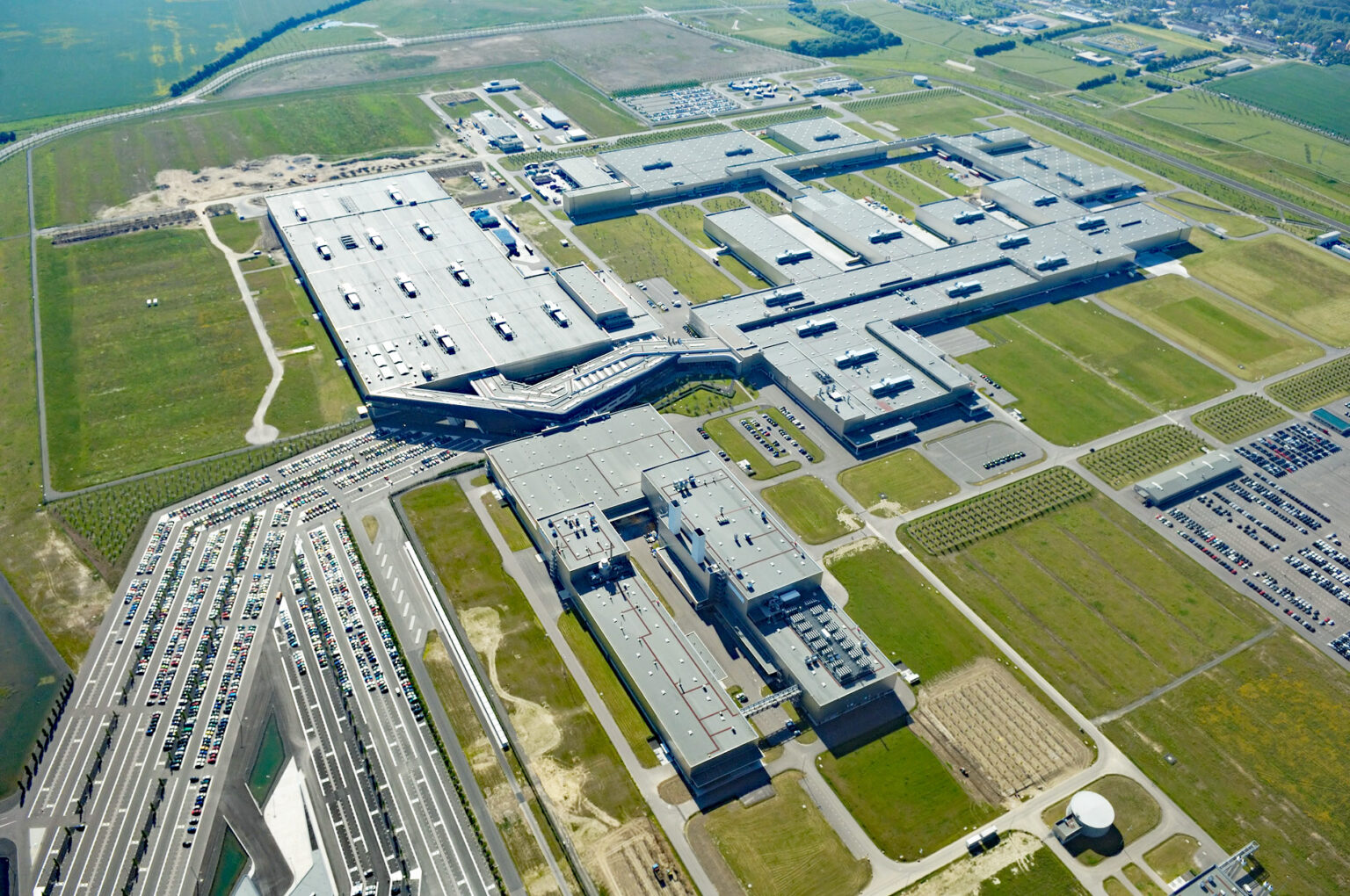 BMW’s 2 km hydrogen pipe slips from 2027 to 2028 Aerial view of the BMW Group plant in Leipzig