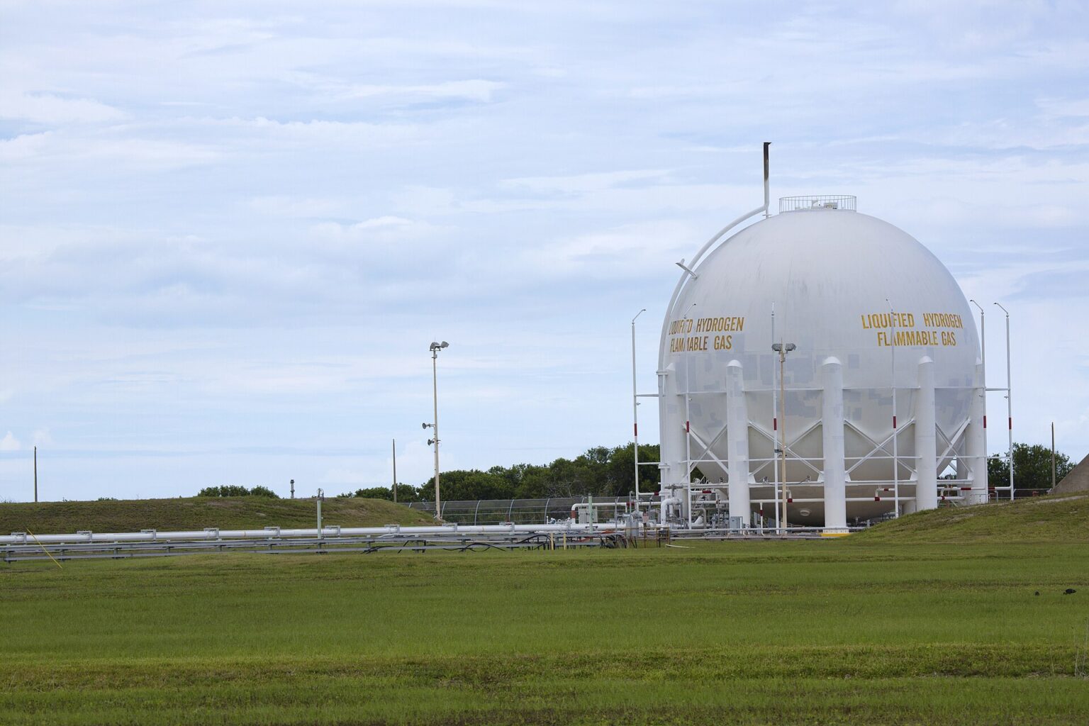 Liquid hydrogen storage tank at Launch Pad 39B