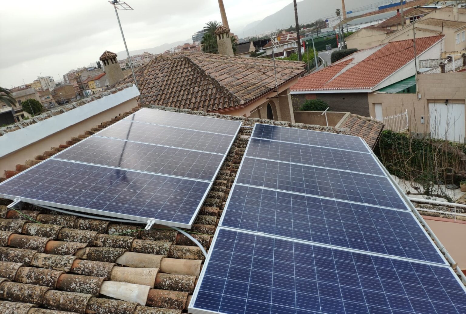 Grid-forming inverters cut RoCoF 66% in PV battery study Rooftop solar photovoltaic panels on a building roof