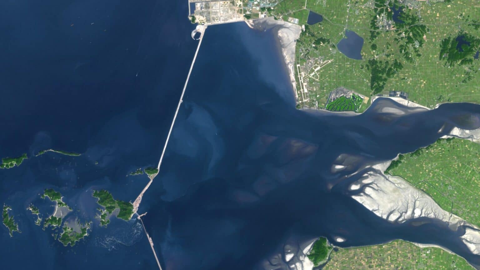 Saemangeum AI Valley: Hyundai plans 9 trillion won site Hyundai Saemangeum area: satellite image of the Saemangeum seawall and estuary